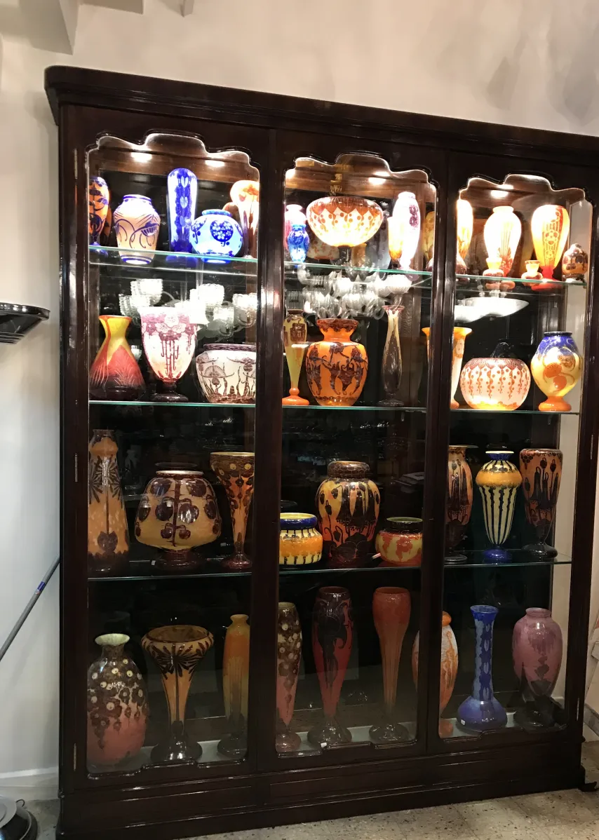 sammlung von antiquitäten signiertes glas le verre in einer vitrine