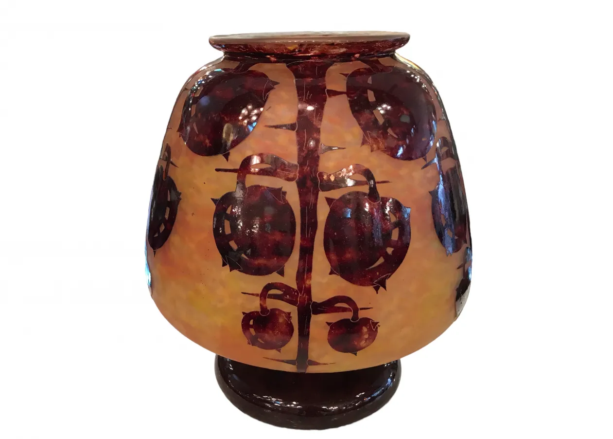 Vidrio firmado Le Verre con motivo floral en colores cálidos, antigüedad decorativa