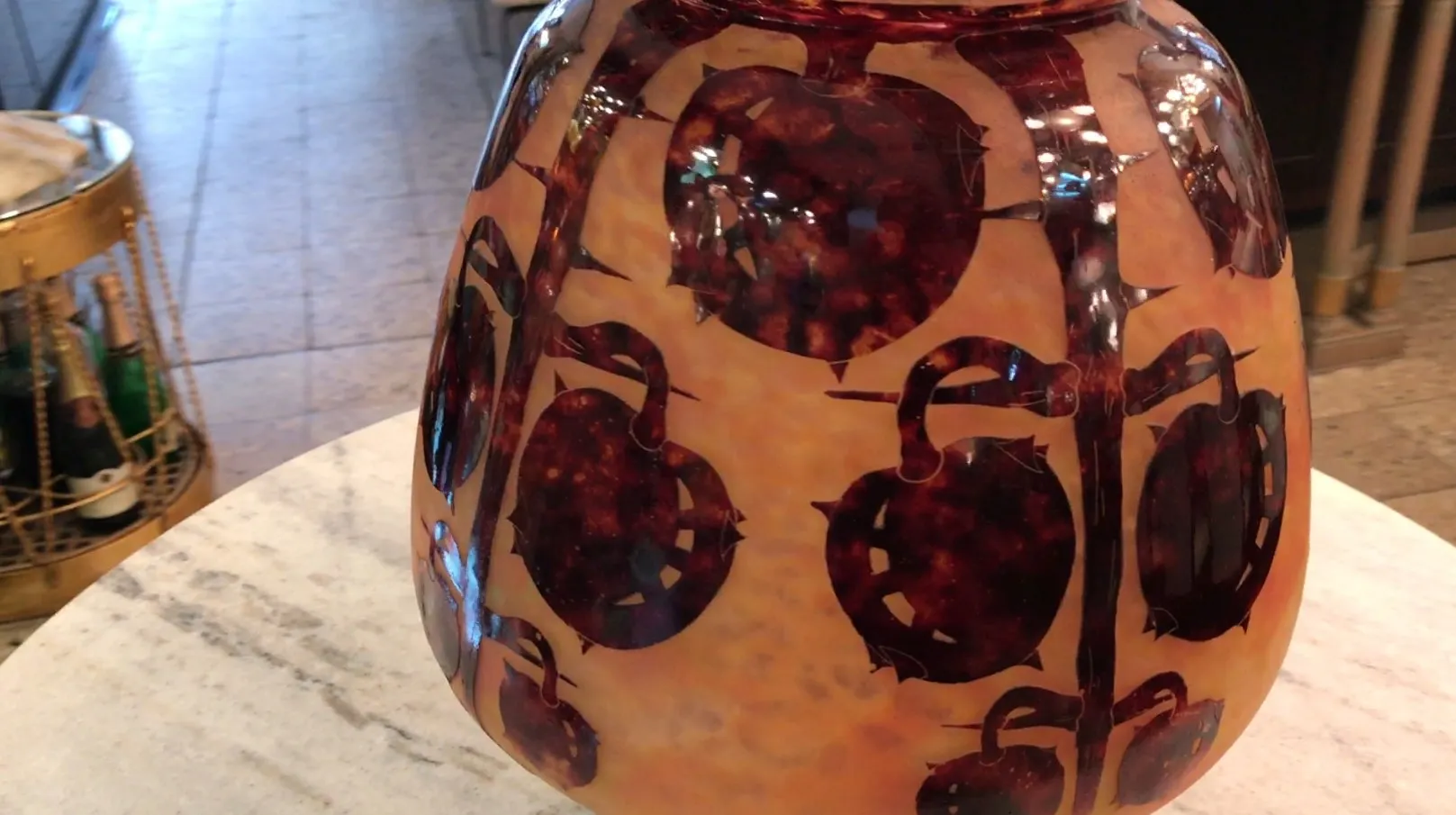 Verre signé Le Verre avec un design floral ancien sur fond clair.