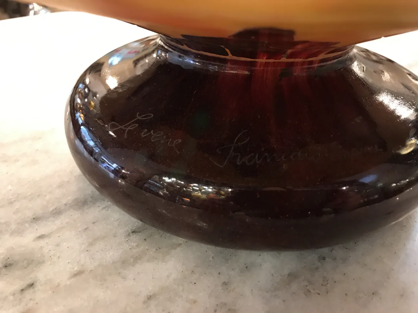 verre ancien avec signature Le Verre, ambiance neutre et élégante