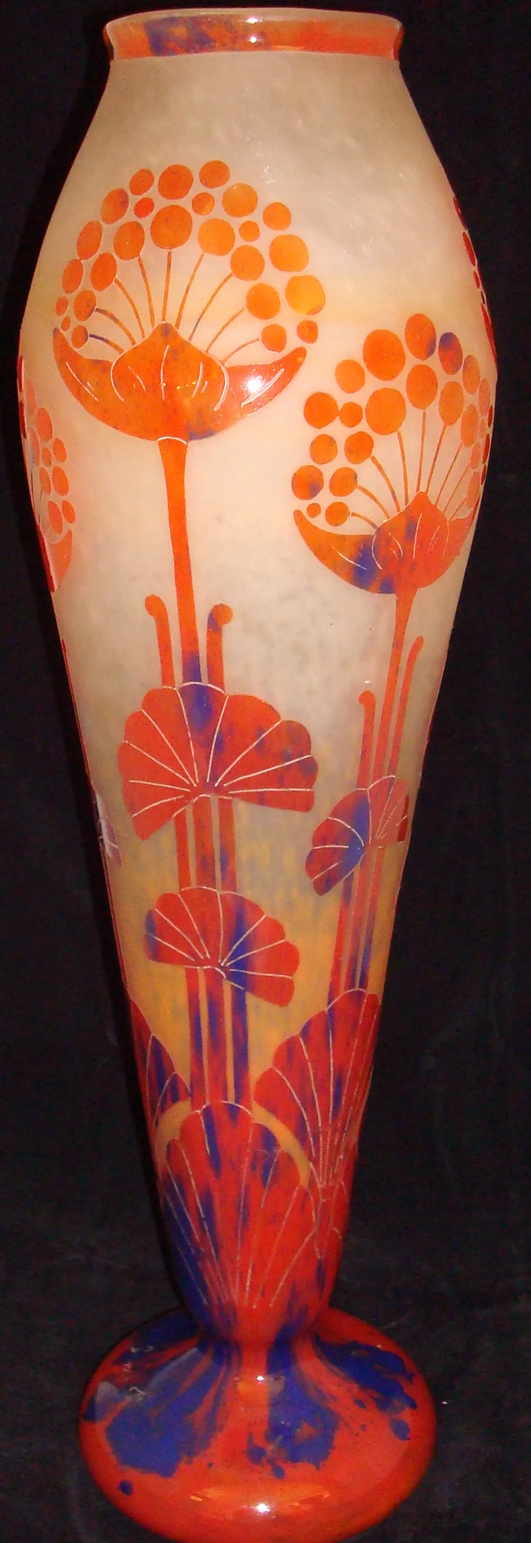 décoré avec des fleurs en orange et bleu, pièce ancienne