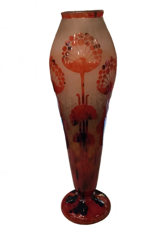 vaso antiguo firmado le verre con decoración de flores rojas y fondo claro