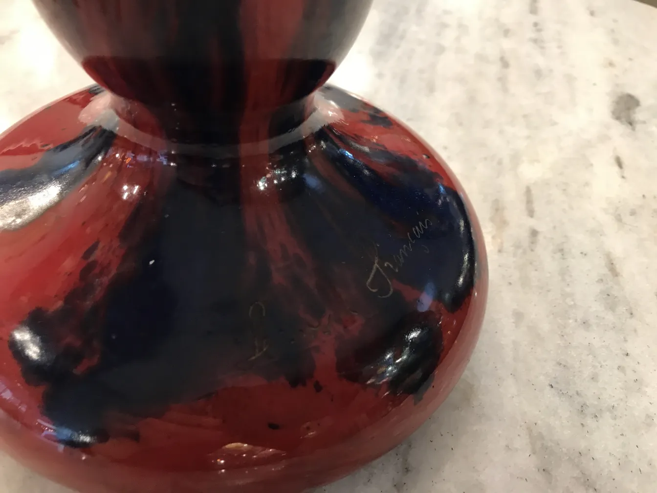 Vetro antico firmato Le Verre con dettagli rossi e neri.