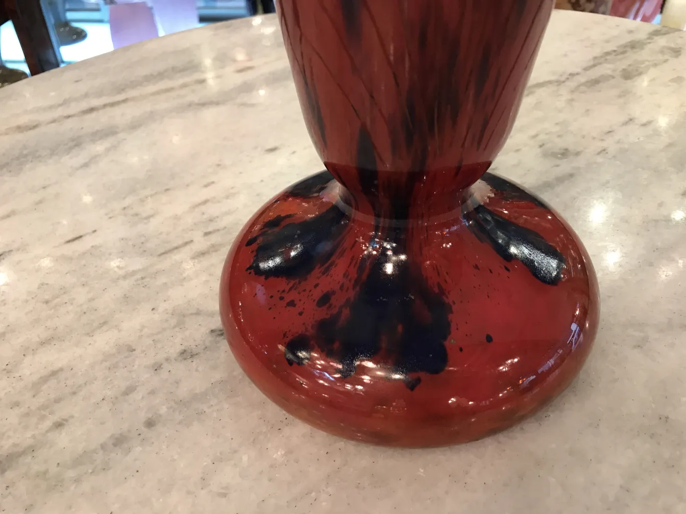 Signiertes Glas Le Verre in einem antiken Umfeld mit dekorativen Details.