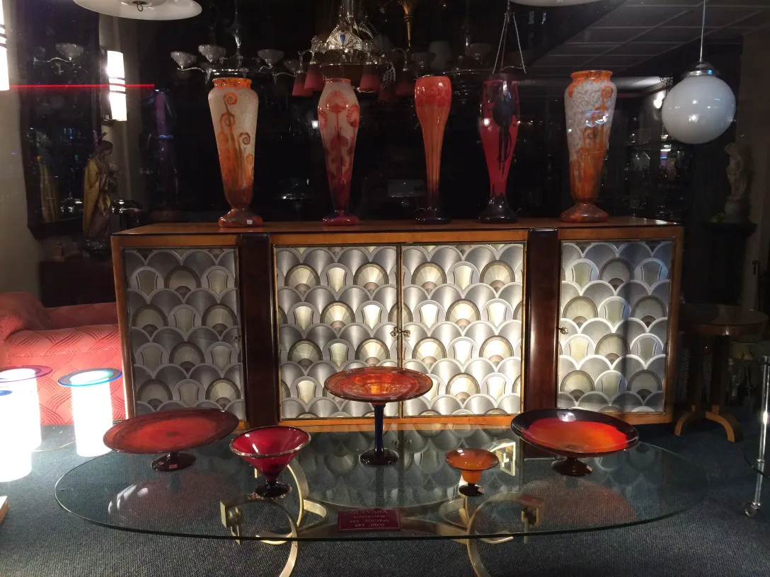 서명된 유리잔(Le Verre) 장식용 고전 세트, 생생한 색상, 우아한 전시.