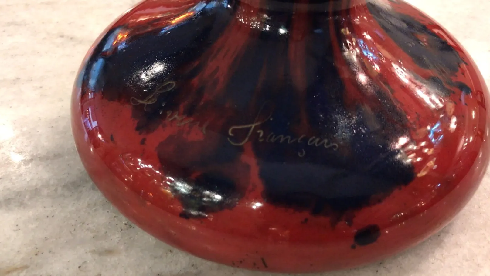 Vetro antico firmato Le Verre in tonalità rosse e nere.