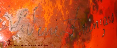 Vidrio firmado con detalles artísticos en fondo colorido, antiquidad