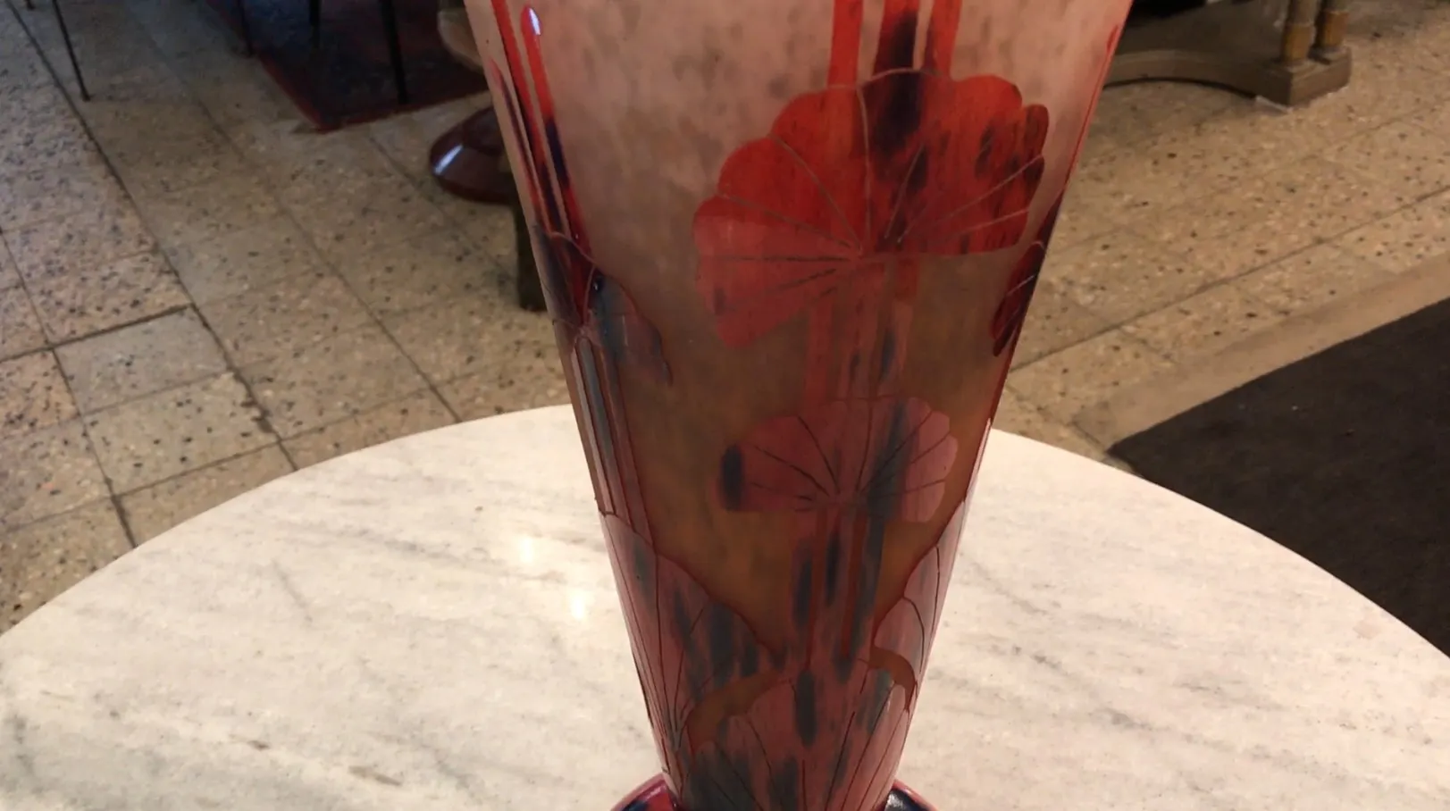 Vase ancien en verre signé Le Verre avec des décorations