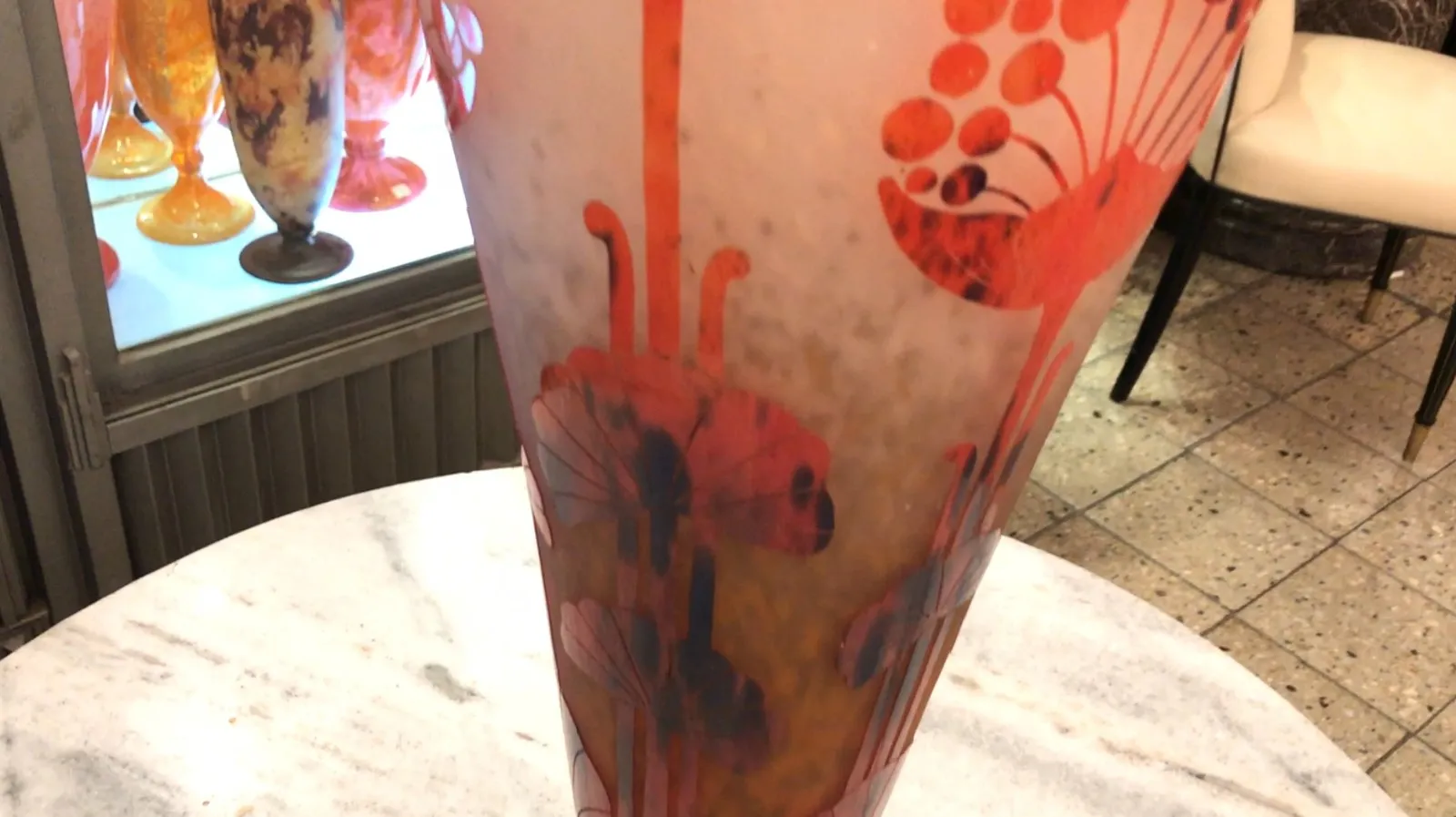 زجاج موقّع le verre بتصميم زهور حمراء