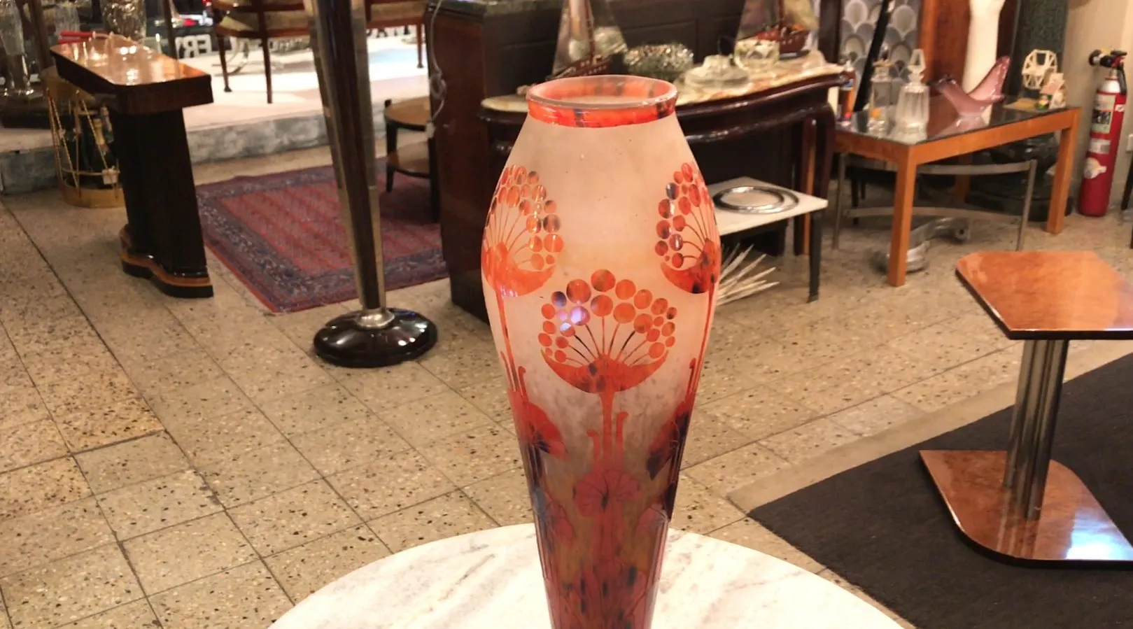 Vetro firmato Le Verre con design floreale, in un ambiente antico.