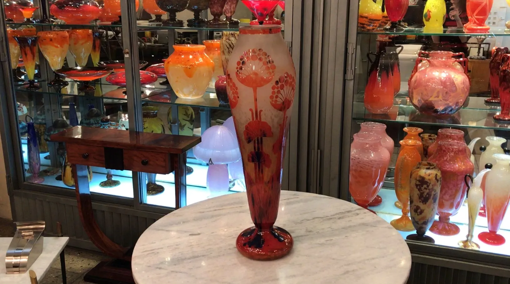 Vaso antico in vetro firmato Le Verre, colorato, decorativo, esposto con altri oggetti in vetro