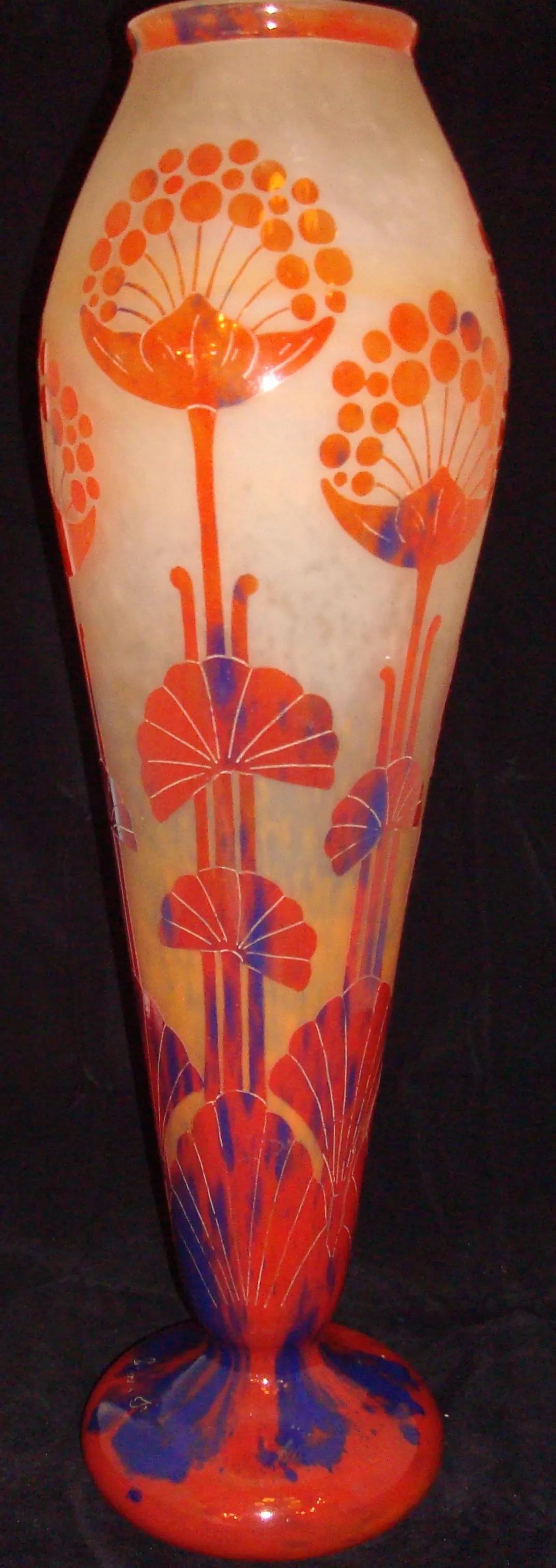 Antik signiertes Glas Le Verre mit floralem Design in Orange und Blau.