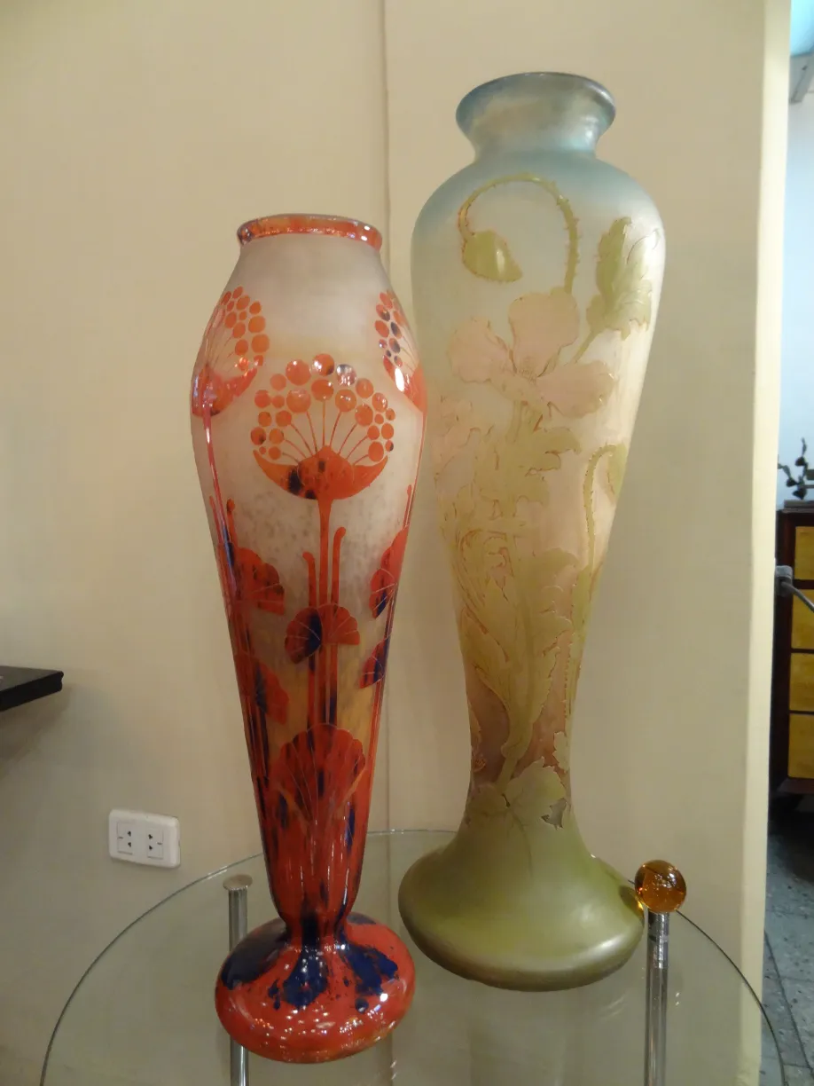 dois elegantes vasos de vidro com decoração colorida