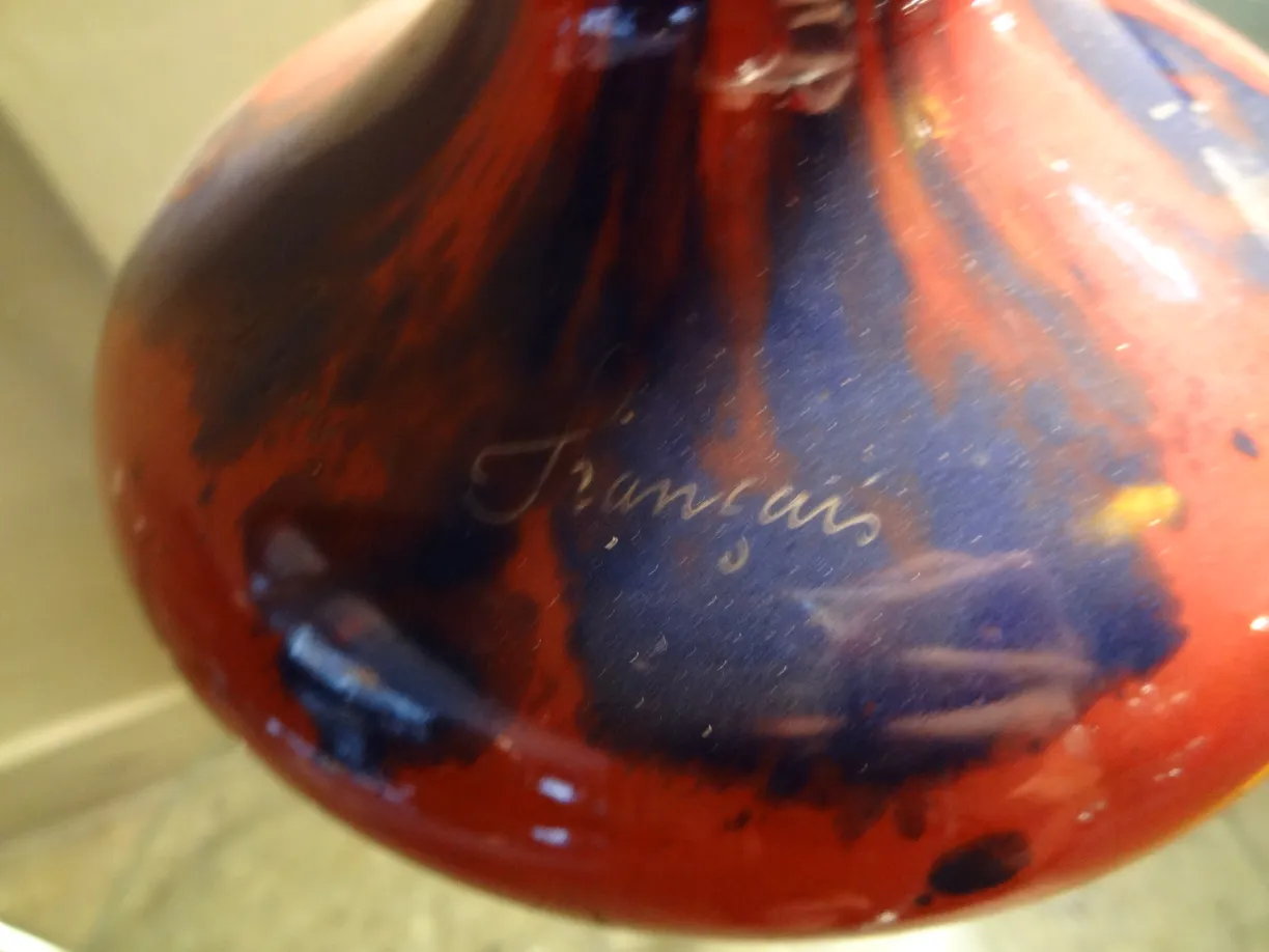 Signiertes Glas Le Verre in roten und blauen Farben mit Inschrift.