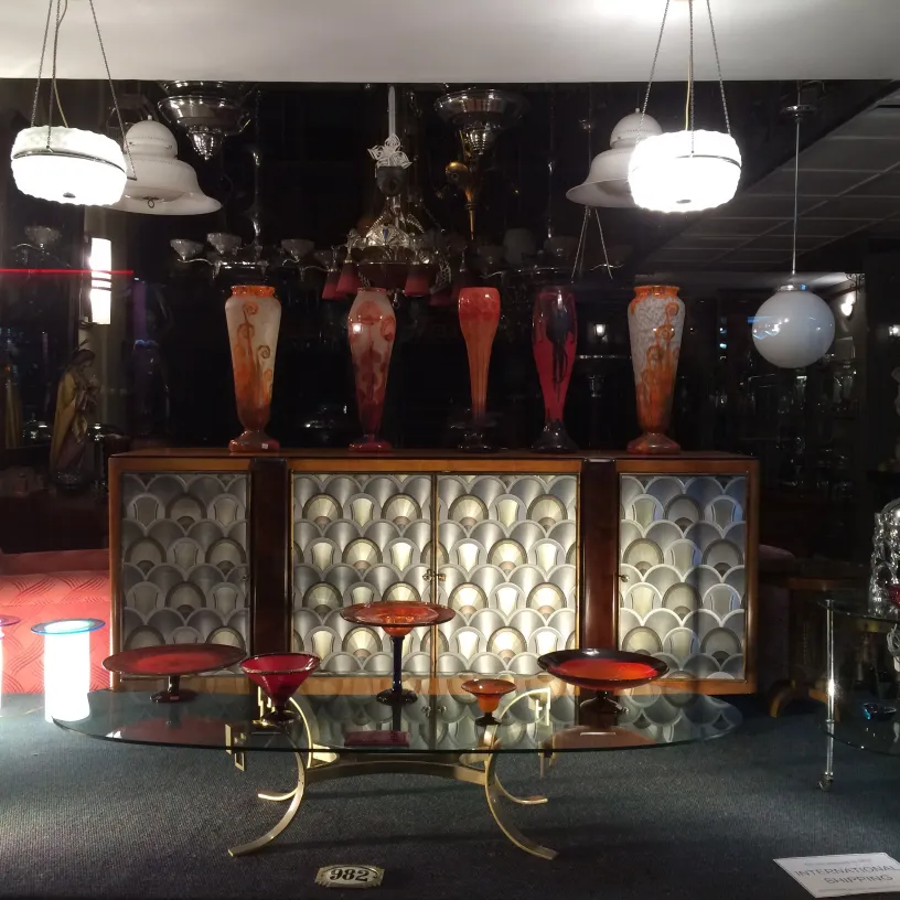 Verre signé Le Verre exposé avec des décorations anciennes.