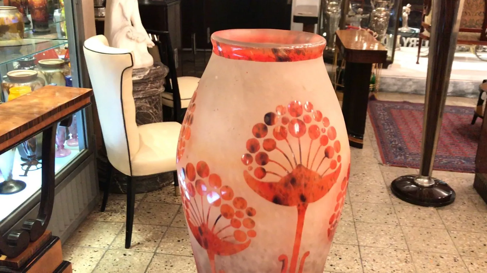 Vaso antico in vetro firmato Le Verre con design floreale rosso e arancione