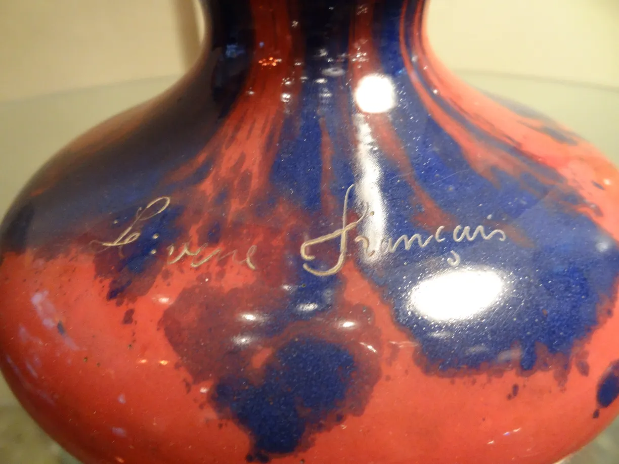 Antigüedad con acabado en rojo y azul, firmado.