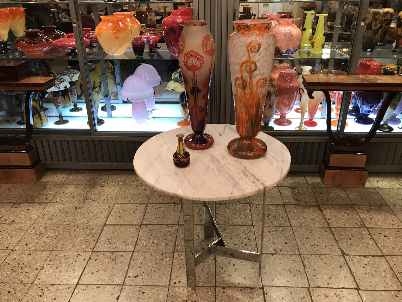 古いサイン入りグラスLe Verreと他の装飾品の展示。