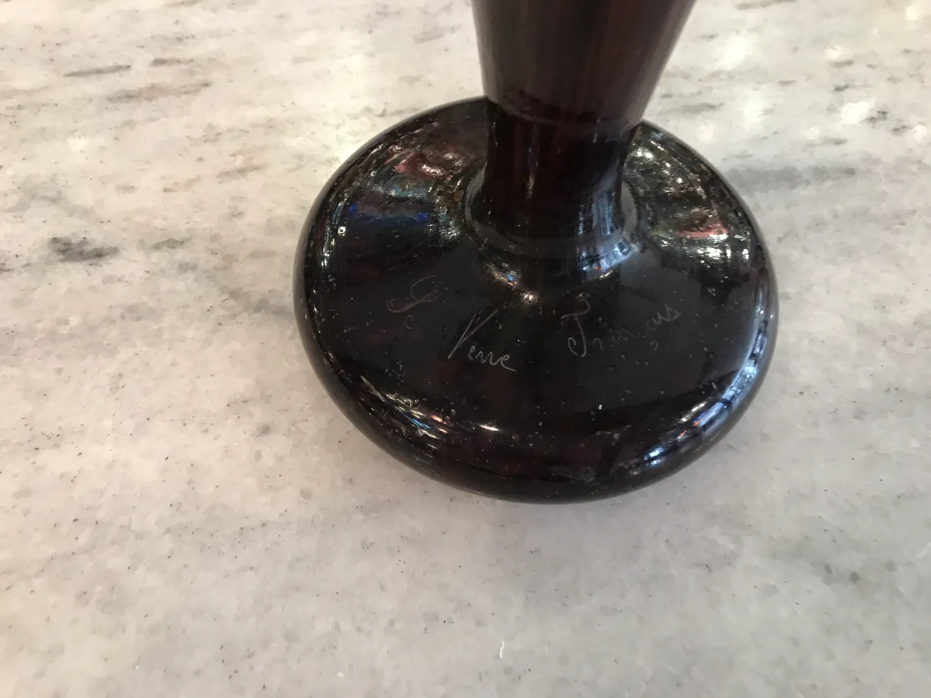 サイン入りグラス（Le Verre）の基盤が明るい背景上に。