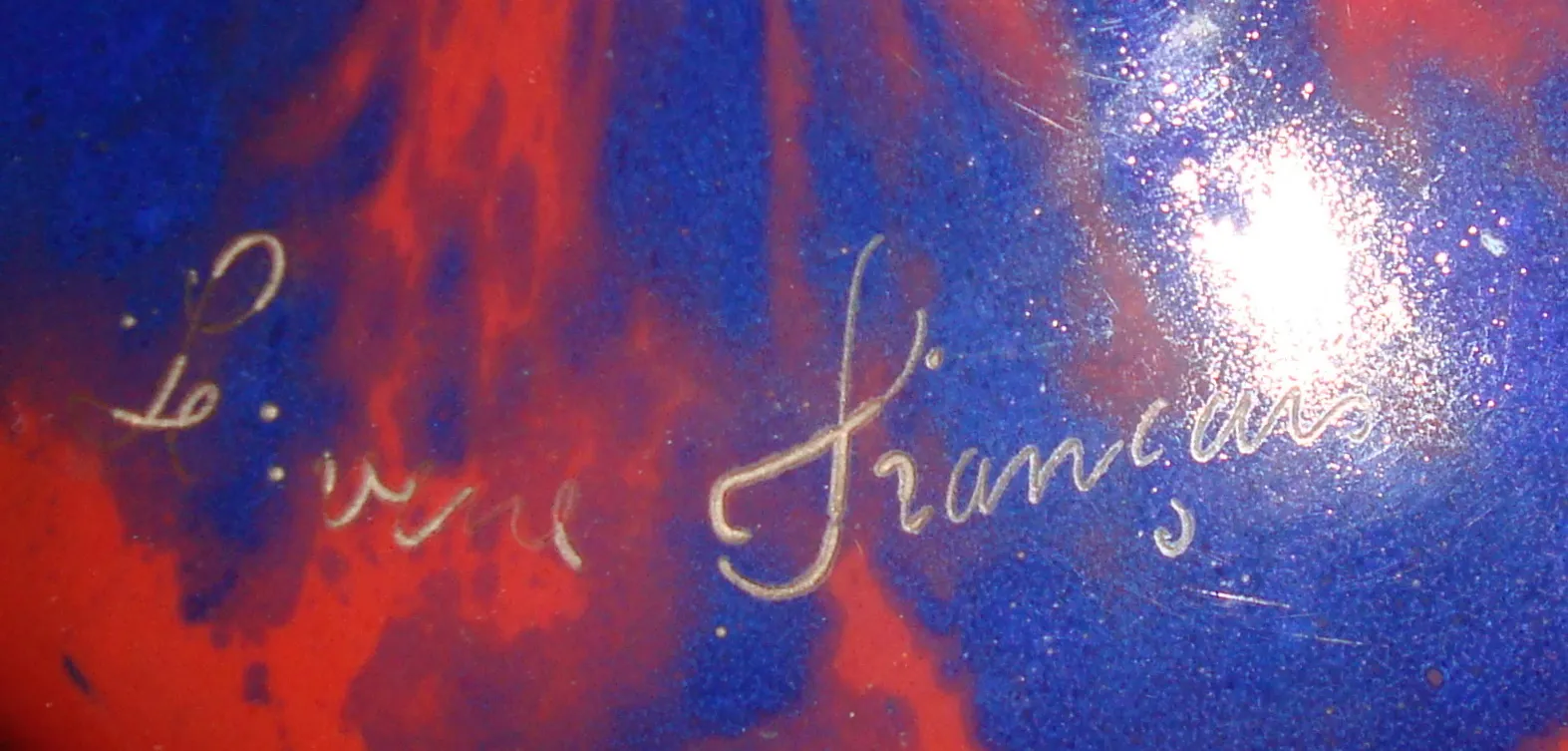 Altes Glas mit Unterschrift in lebendigen Rot- und Blautönen