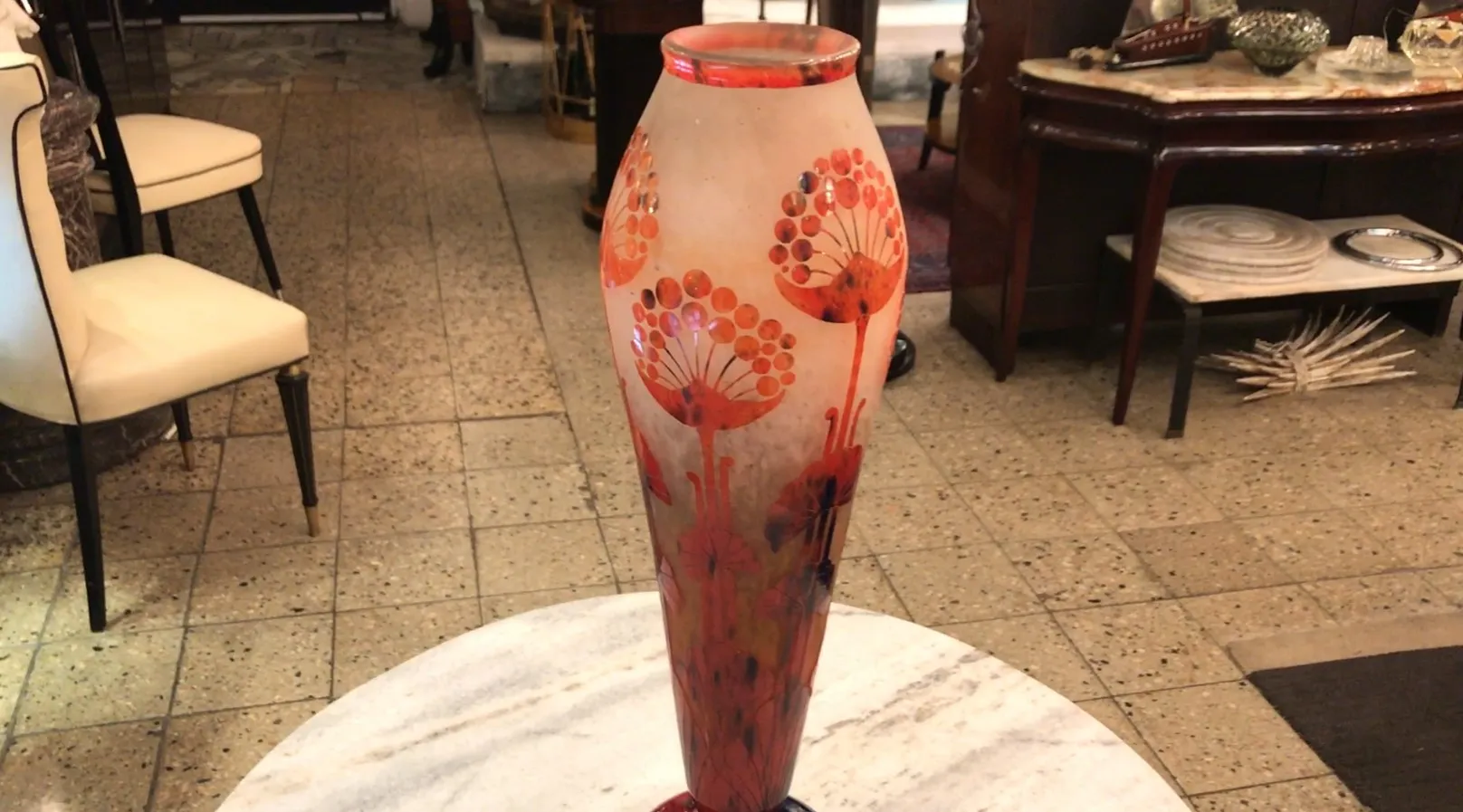 Vaso antigo de vidro assinado Le Verre com decoração floral.