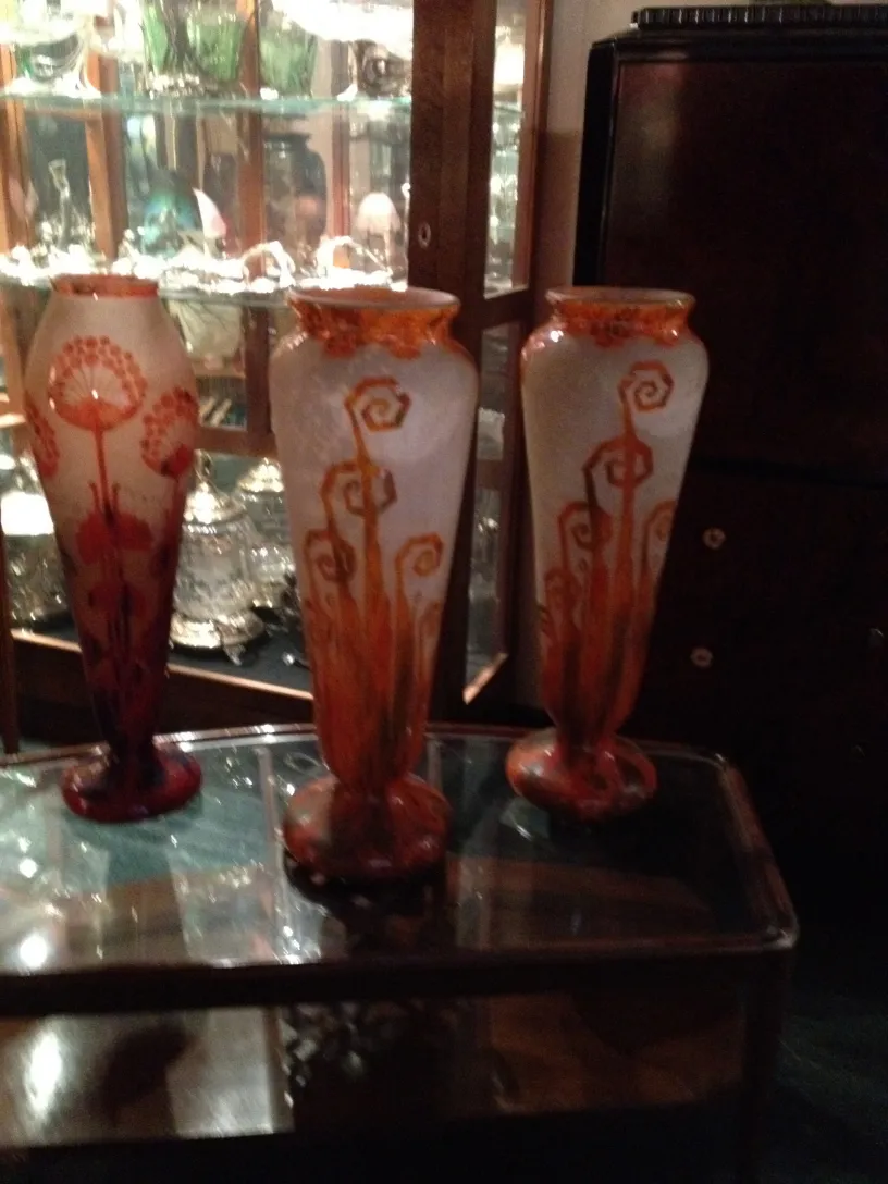 Drei antike signierte Gläser Le Verre mit floralem Muster