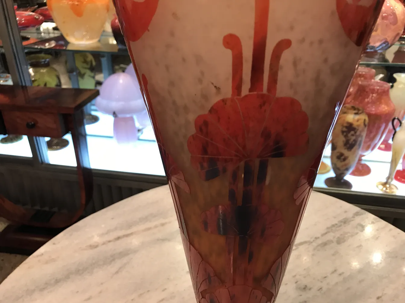 Vetro antico firmato le verre con motivo floreale rosso