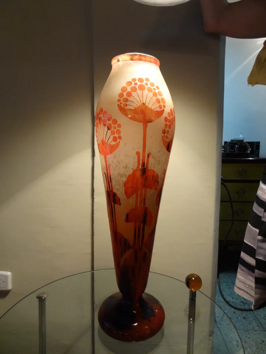 vase ancien en verre signé avec motifs floraux