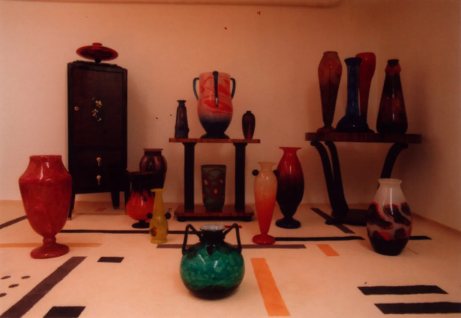 verre signé le verre avec un design coloré et des formes artistiques dans un cadre ancien