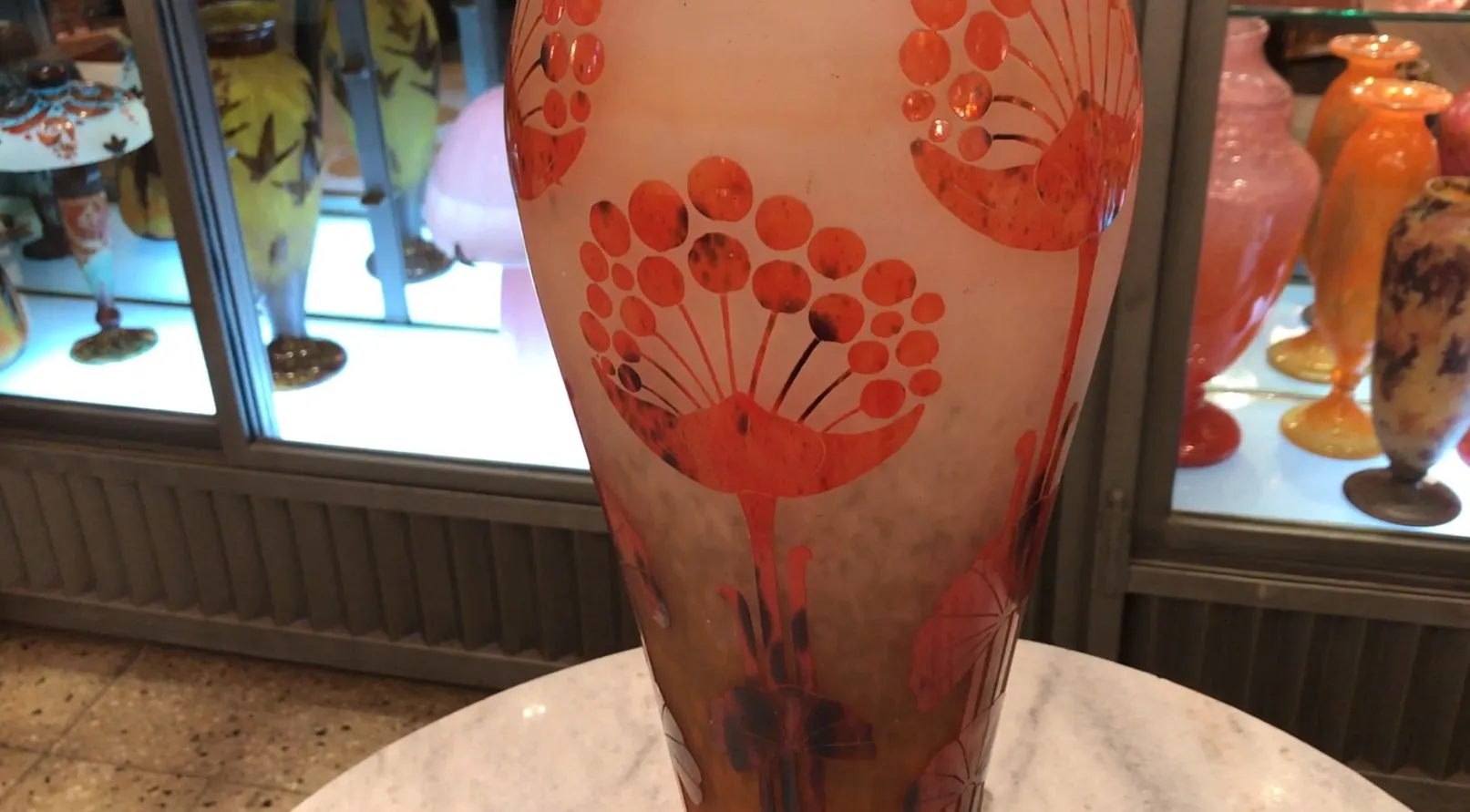 vaso decorativo de vidrio firmado Le Verre con motivos florales rojos