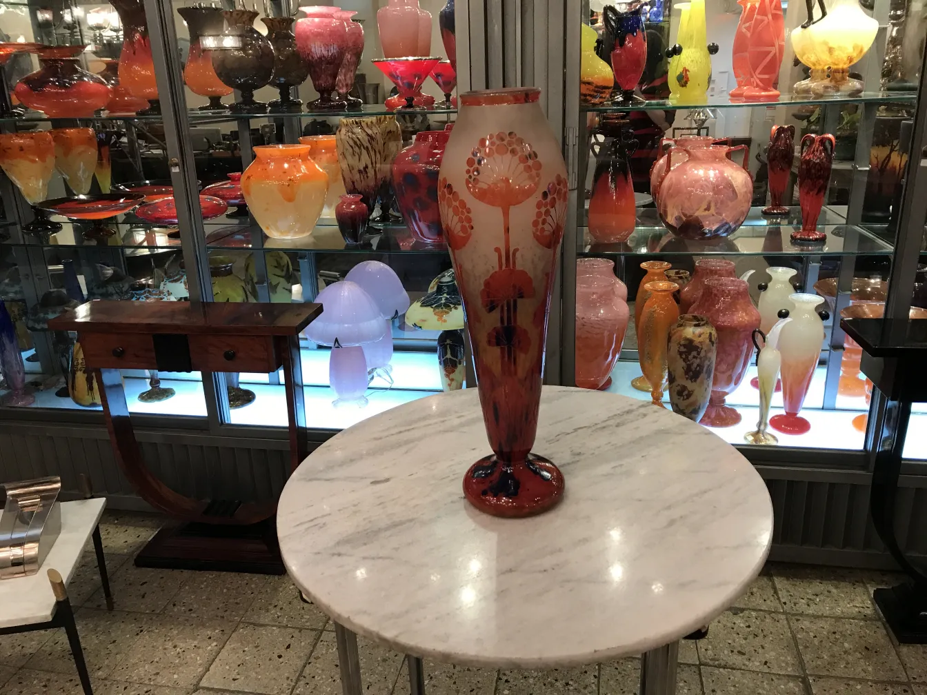 تصاميم زهور على زجاج موقّع قديم Le Verre, ملون