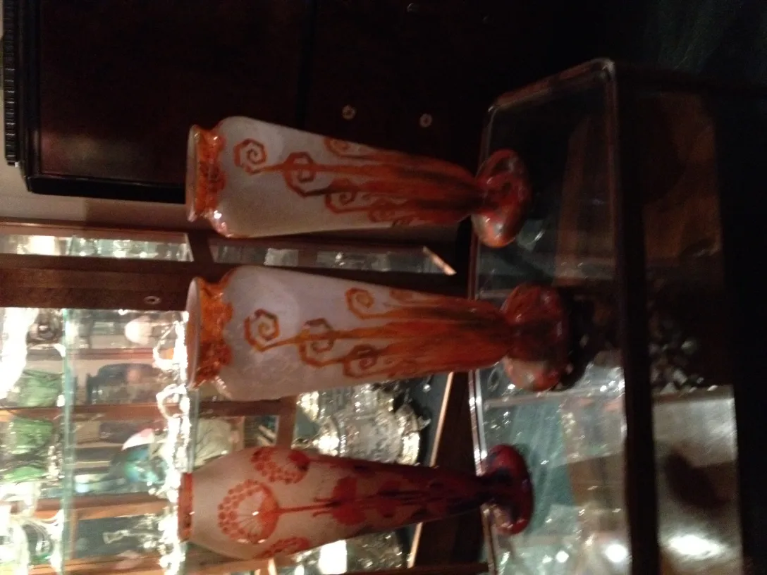 Tres jarrones antiguos de vidrio firmado Le Verre con detalles artísticos en color naranja