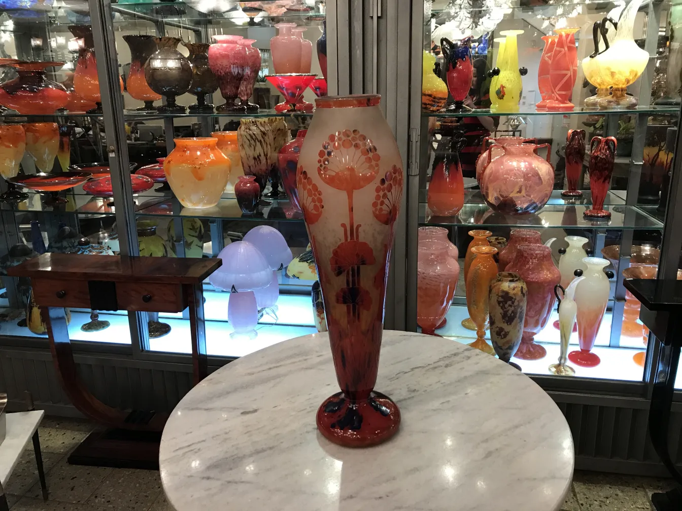 Antiquidade vidro assinado Le Verre com decorações coloridas