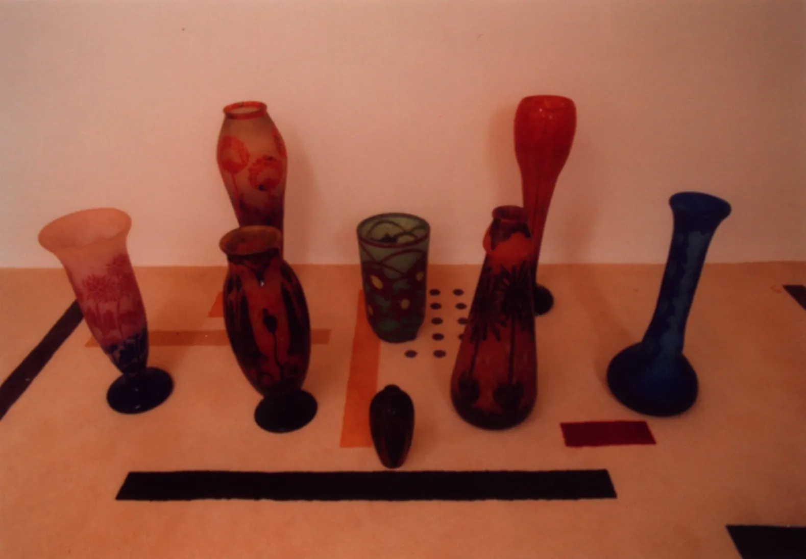 様々な色のアンティークサイン入りグラス（Le Verre）のコレクション