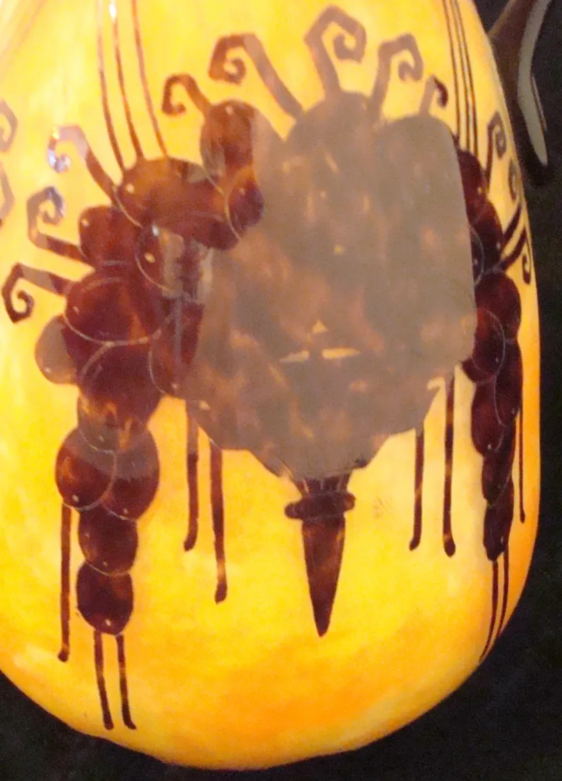 verre signé avec des motifs décoratifs sombres