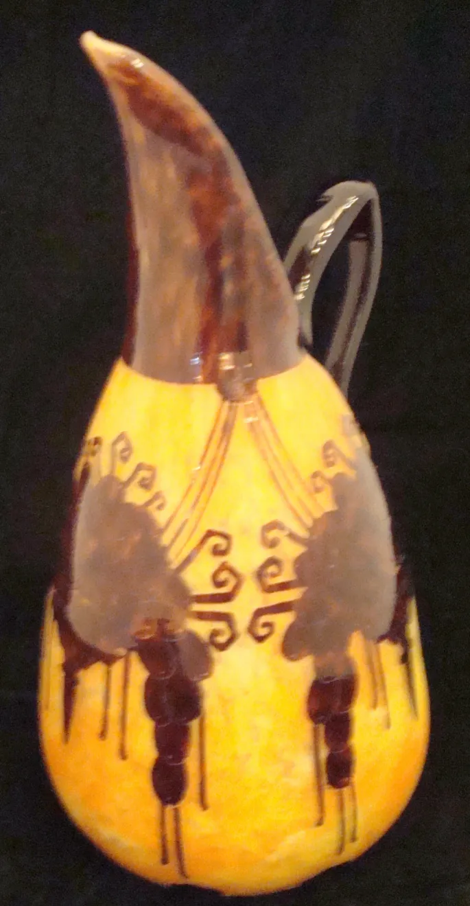 Jarra decorativa de vidrio firmado con diseño elegante.