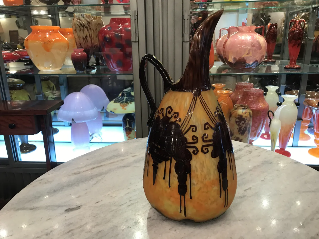 glaskanne mit antikem design und unverwechselbarer form.