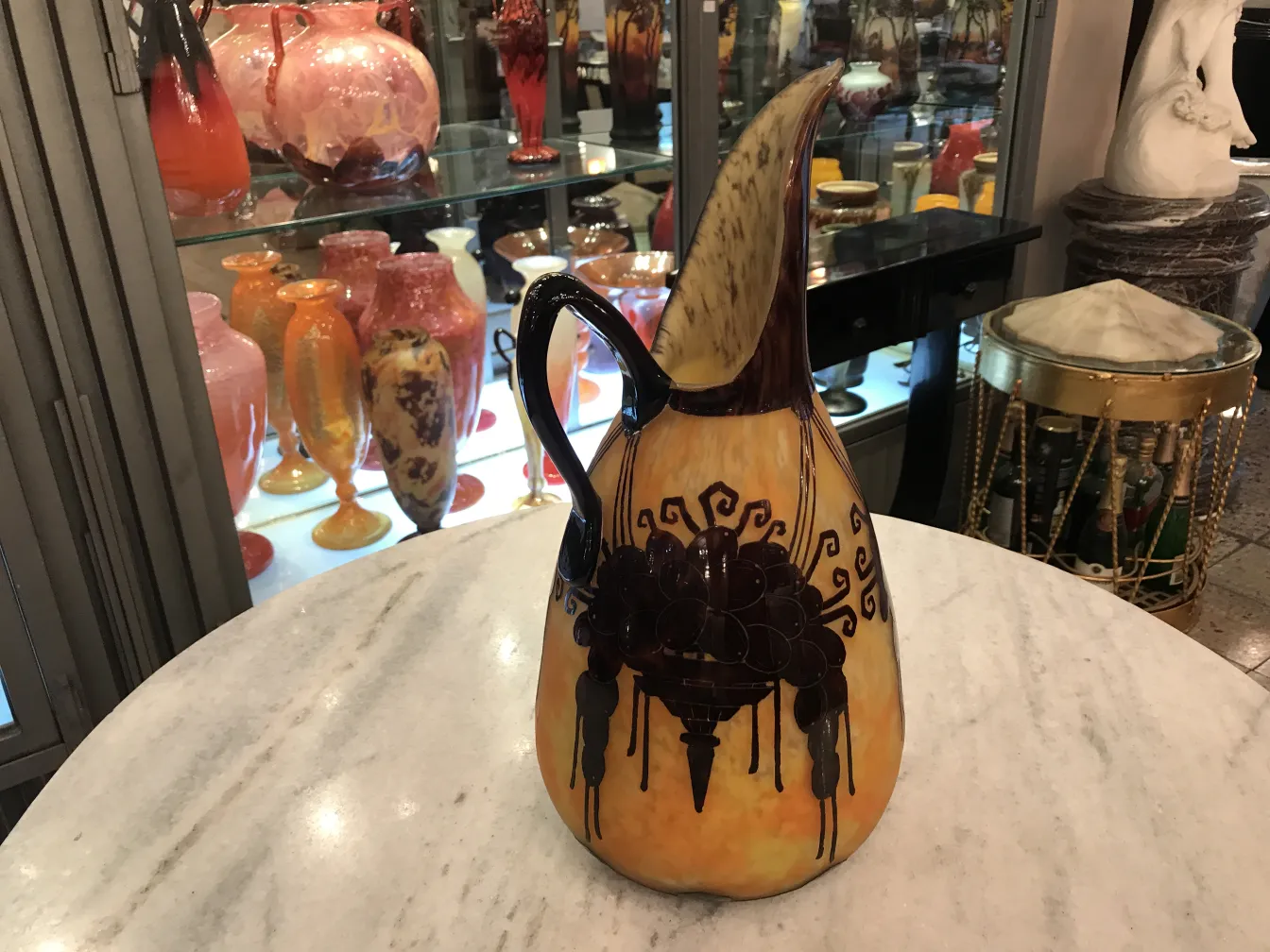 Vidro decorativo antigo assinado Le Verre, com desenhos elegantes.