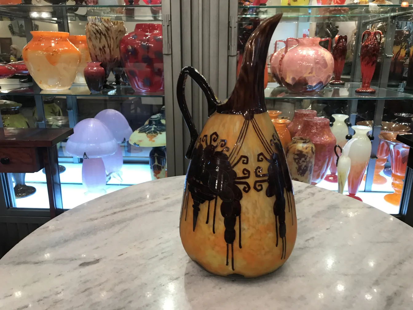 Caraffa antica con design elegante in un contesto di antichità.