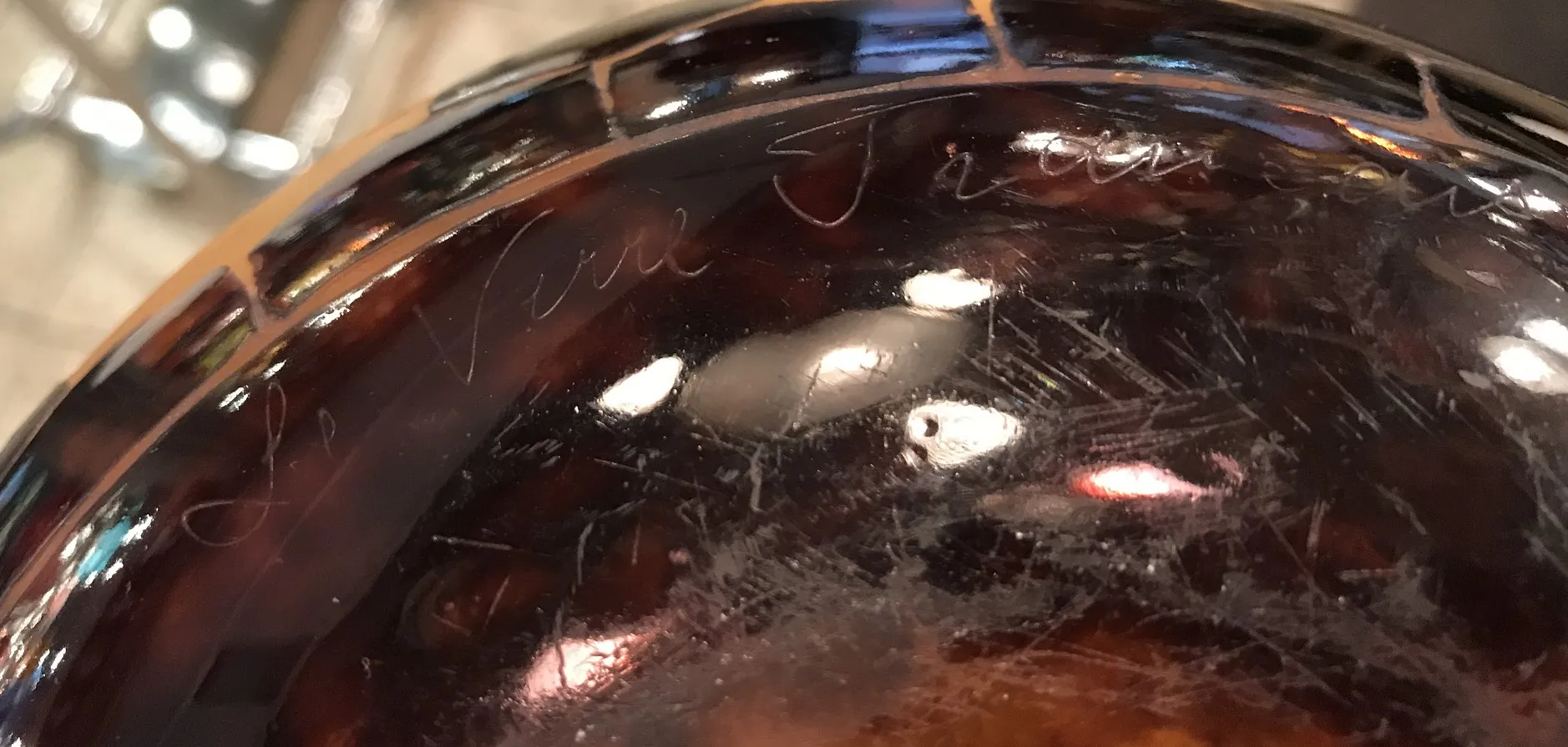 Античное подписанное стекло с характерными деталями.