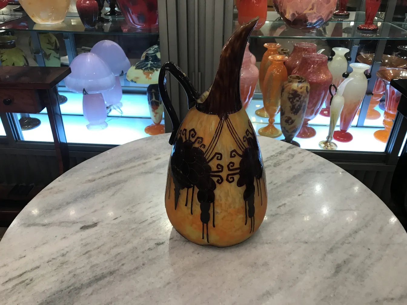 古老的玻璃制品，前面有装饰设计和签名，背景浅色