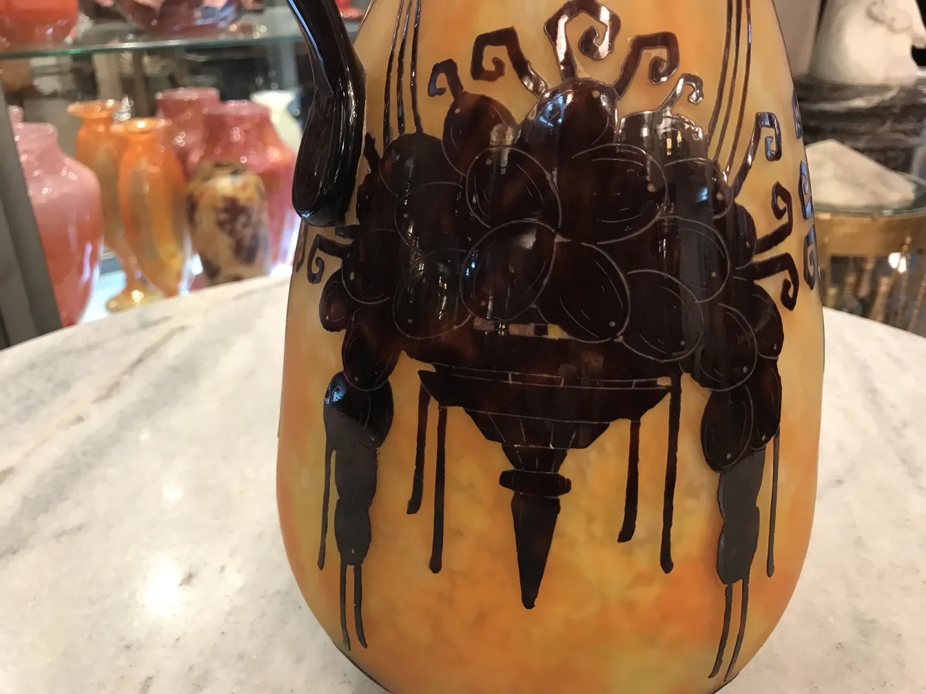 Antikes Glas mit dekorativen Details und warmen Farben, signiert.