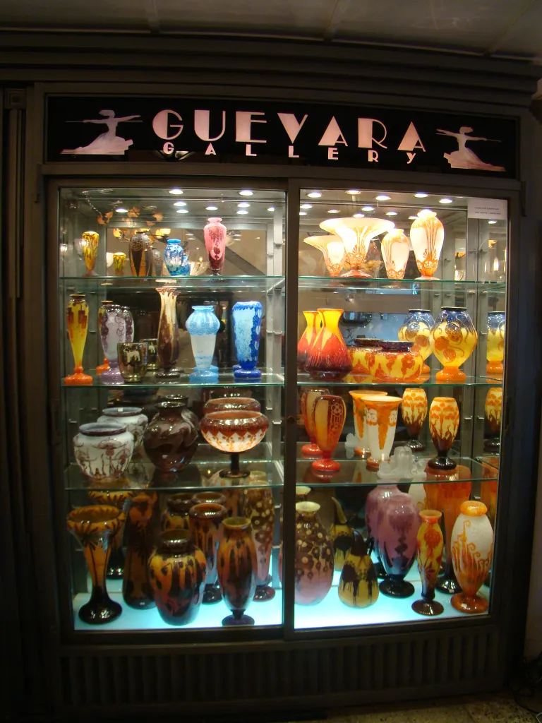 Esposizione di vetro firmato Le Verre in vetrina con colori vivaci.