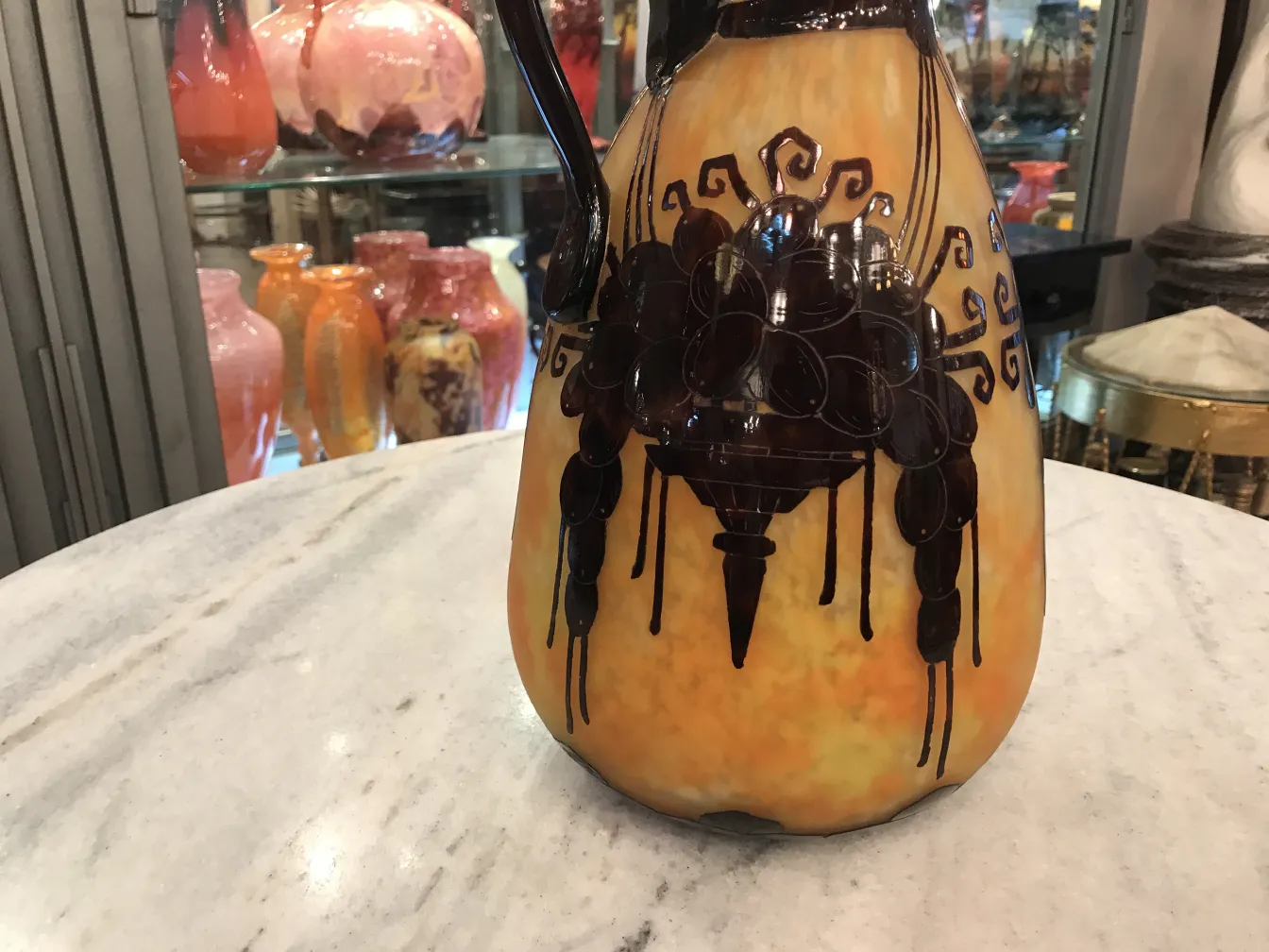 Signiertes Glas Le Verre mit warmem und dunklem Design, abwechslungsreicher Hintergrund.