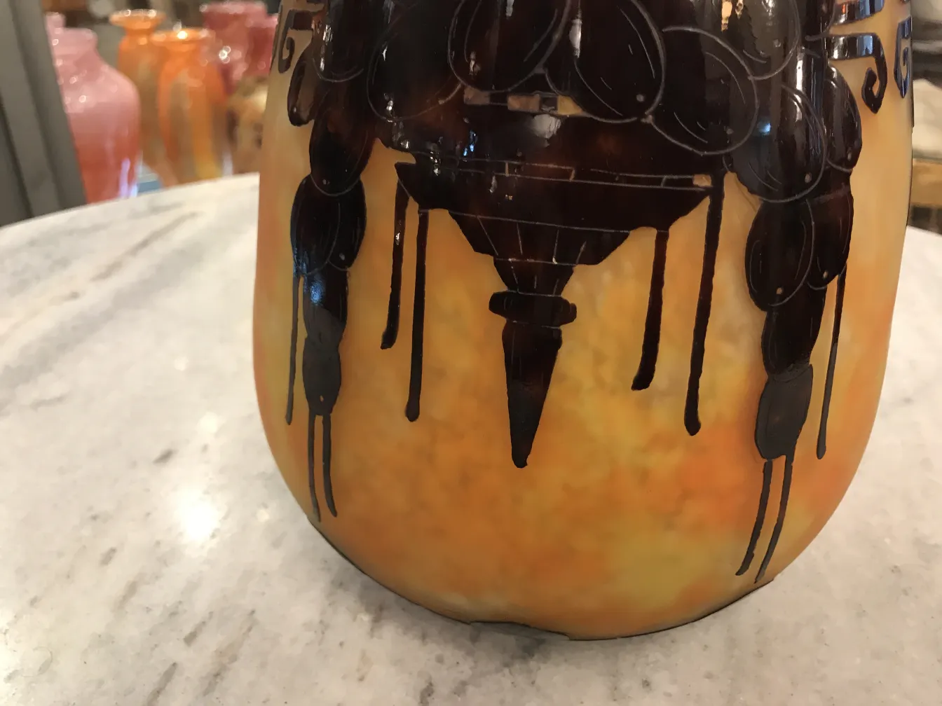 Подписанное стекло с темным узором и желтым фоном