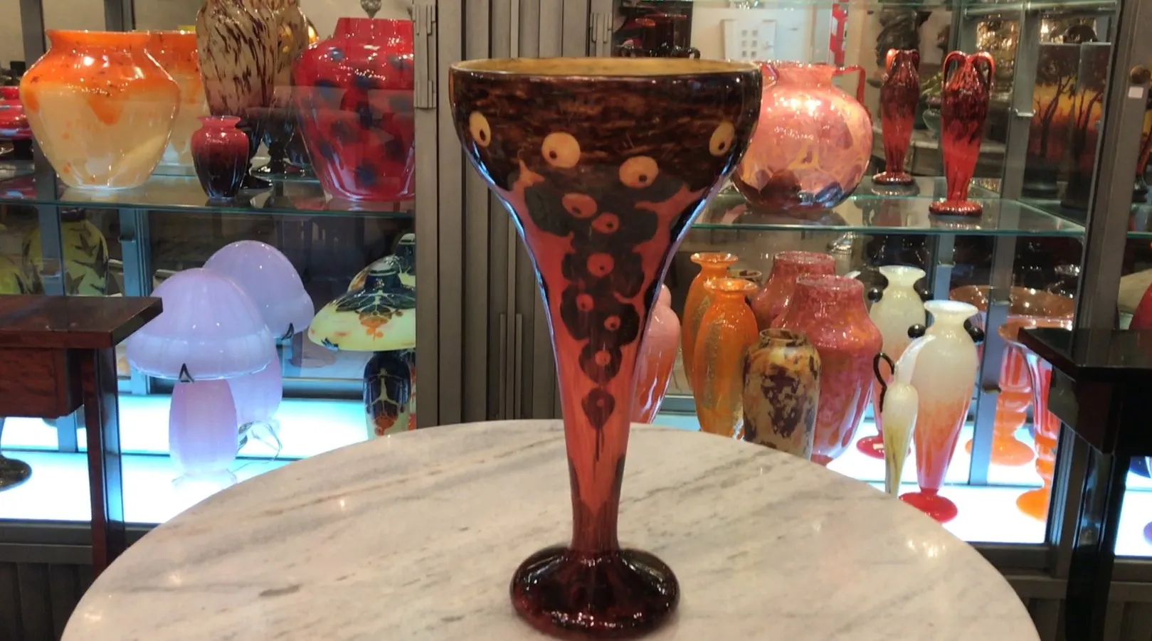 Подписанное стекло Le Verre в ярком антикварном окружении