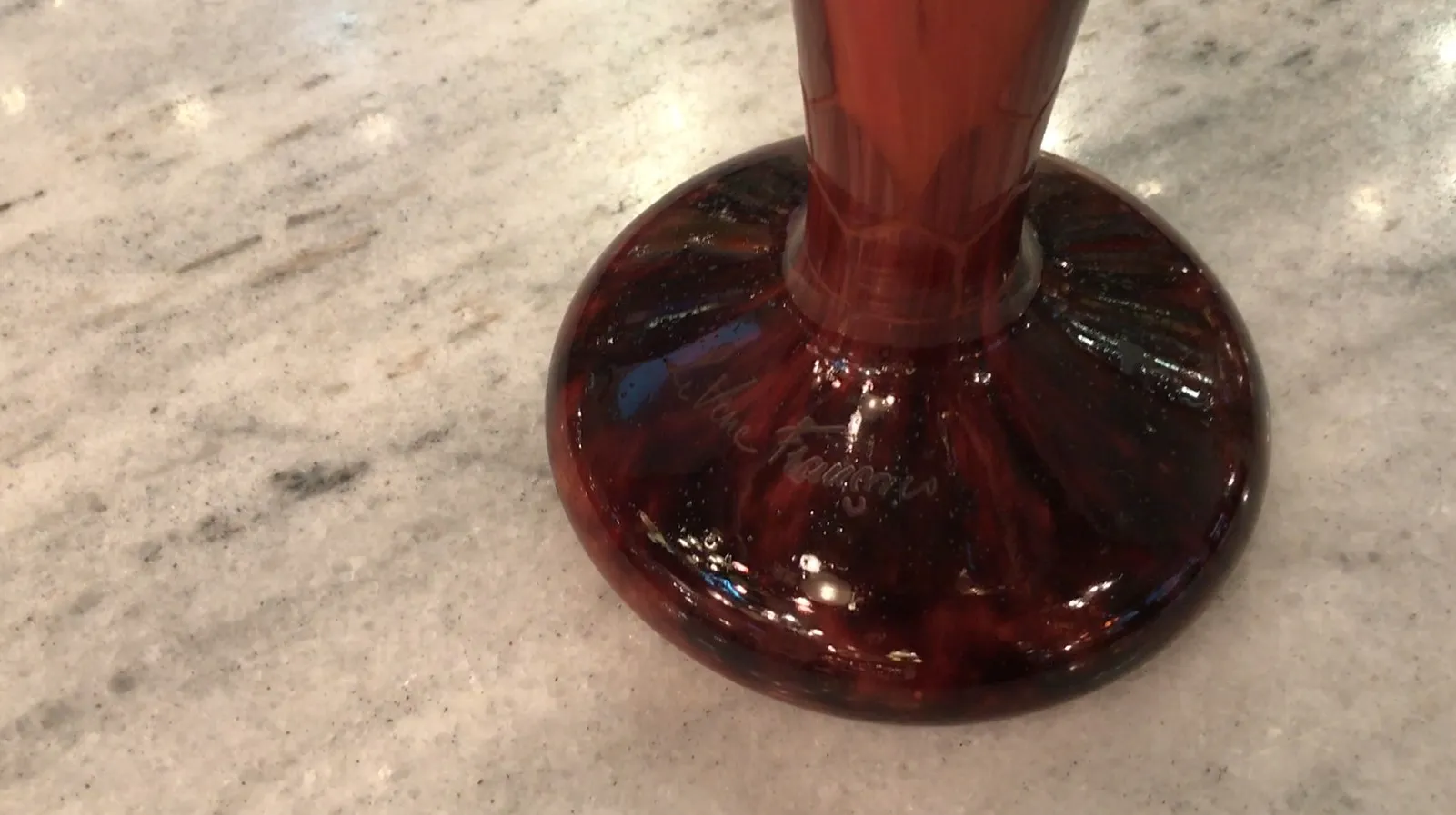 Vetro firmato antico Le Verre con design unico sulla base su superficie in marmo.