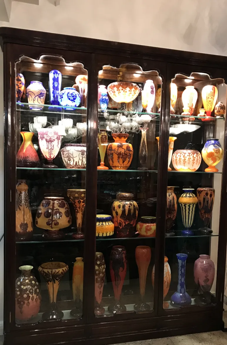 exhibición de vidrio firmado le verre en un vitrina antigua