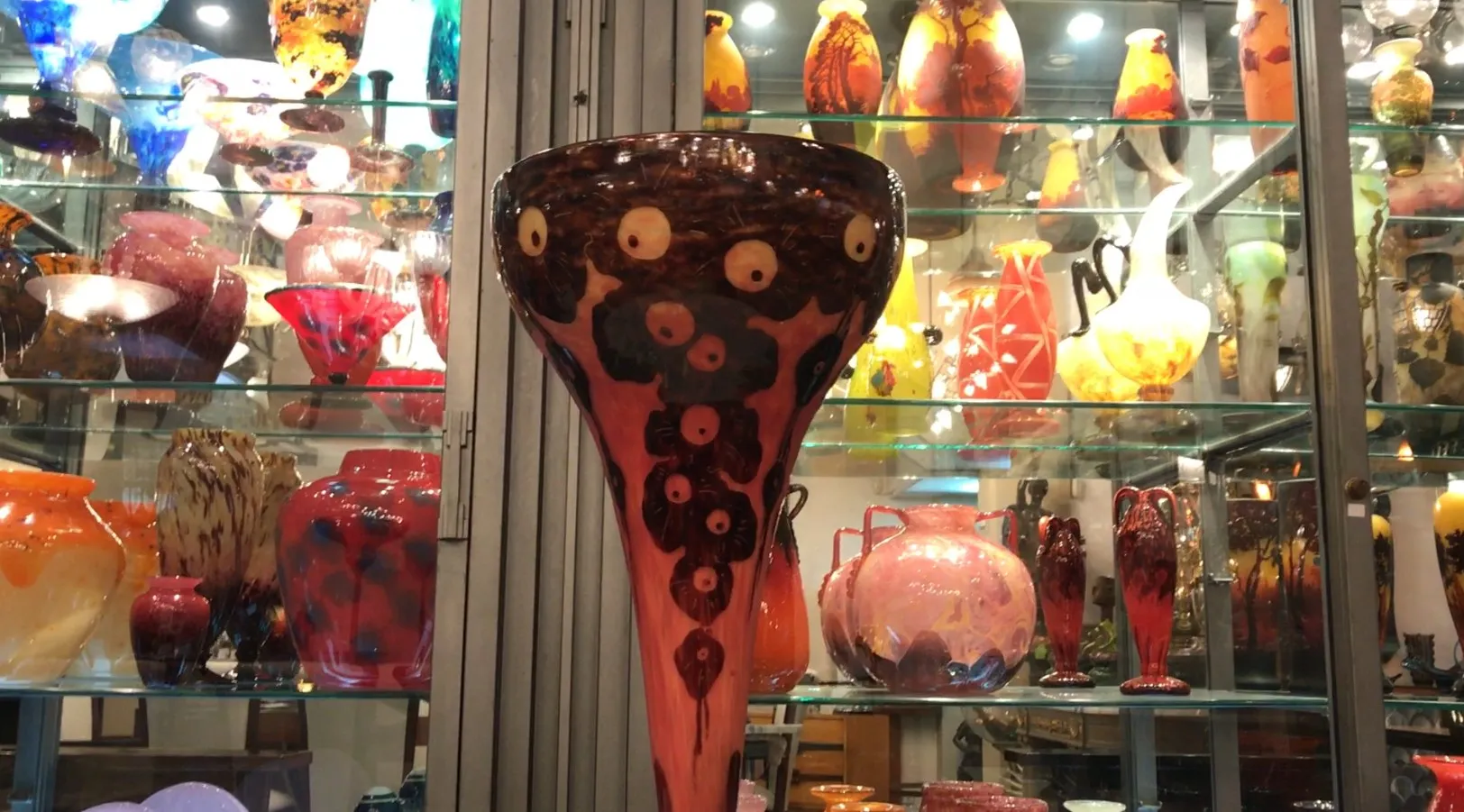 Антикварная ваза в стекле, подписанная Le Verre, с декоративными деталями.