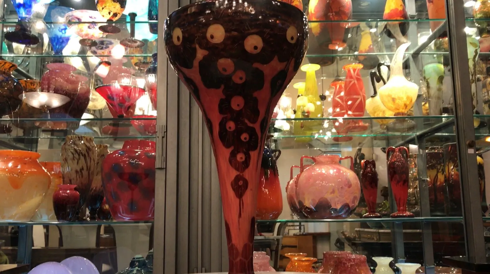 Antiquariato vetro firmato Le Verre con motivi colorati in esposizione